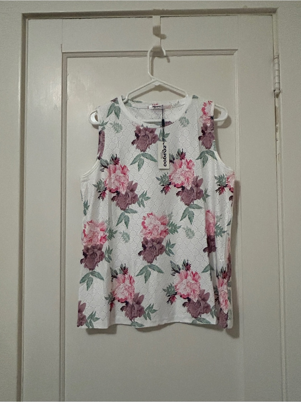 NWT! Women’s zeagoo White Sleeveless Floral Tank Top - Size Large